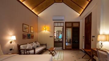 Superior Double Room, River View | Living area