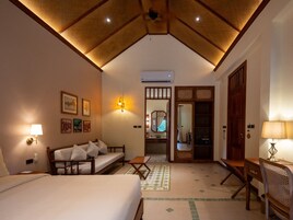 Superior Double Room, River View | Living area