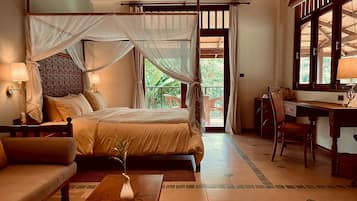 Caja de seguridad en la habitación y escritorio