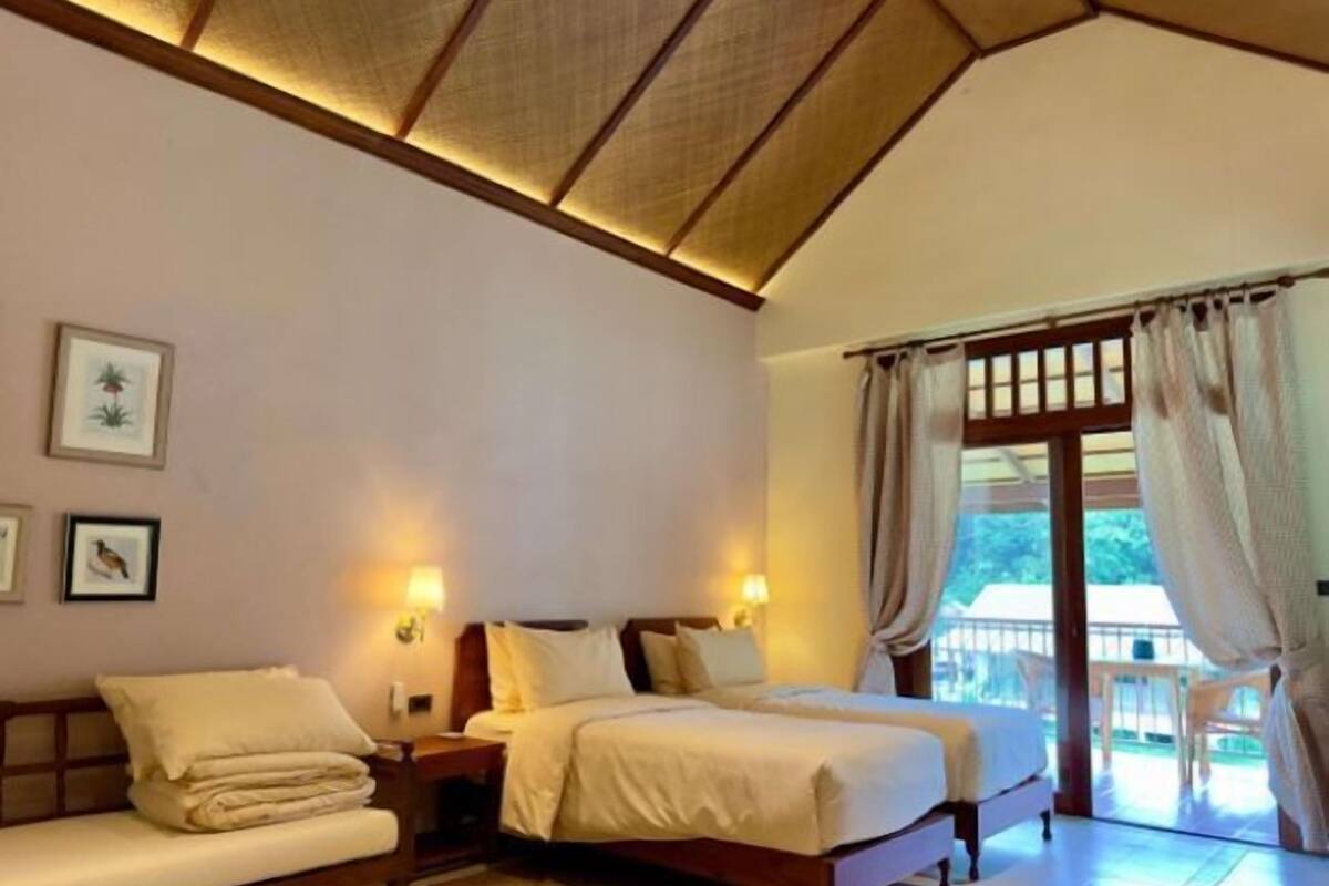 Canopy Room | Peralatan tempat tidur premium, bar mini, peti besi dalam bilik, meja 