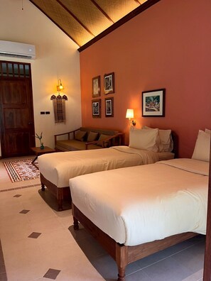 Premium bedding, minibar, in-room safe, individually decorated - Lost Horizon Resort - Khao Sok (Phanom)