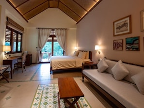 Peralatan tempat tidur premium, bar mini, peti besi dalam bilik, meja 