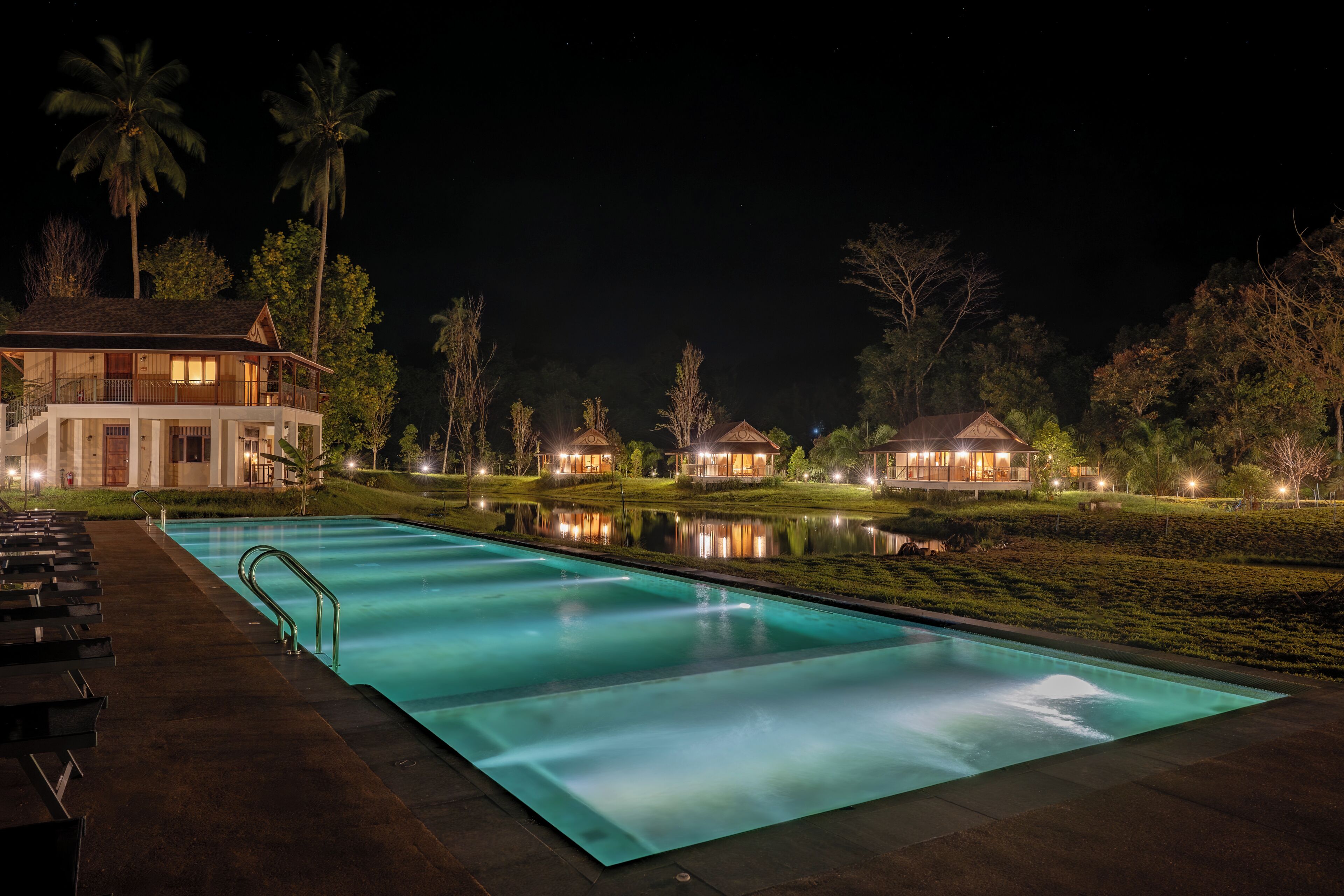 Kolam renang outdoor, dengan payung kolam renang dan kursi berjemur