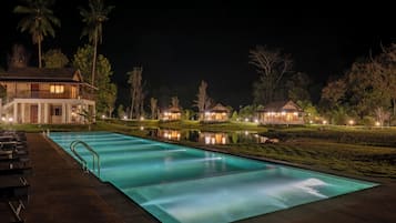 Kolam renang outdoor, dengan payung kolam renang dan kursi berjemur