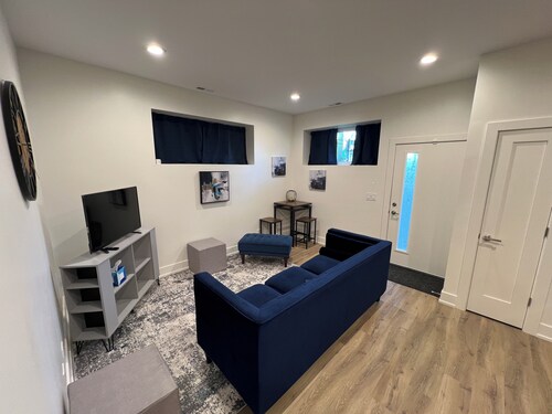 Stylish 2BR Near Hyde Park, UChicago & Lake