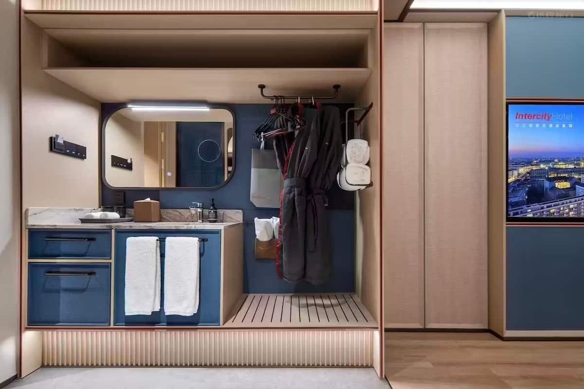 Dusch, gratis toalettartiklar, hårtork och tofflor