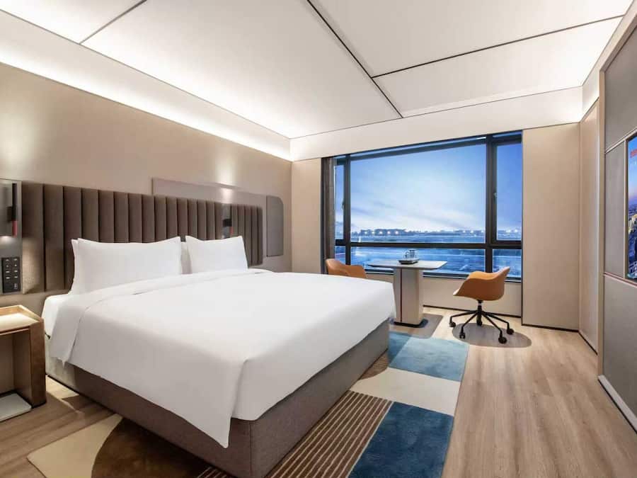 Quarto casal básico, 1 cama King | Escrivaninha, espaço de trabalho para notebook, quartos à prova de som