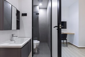 Deluxe Room, 1 Single Bed, Non Smoking | Bathroom | Shower, hair dryer, bathrobes, slippers - Edenwood Hotel (George Town)