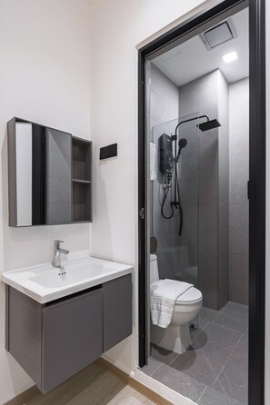 Deluxe Room, 1 Twin Bed, Non Smoking | Bathroom | Shower, hair dryer, bathrobes, slippers