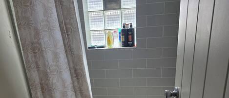 Ducha, toallas, jabón, papel higiénico