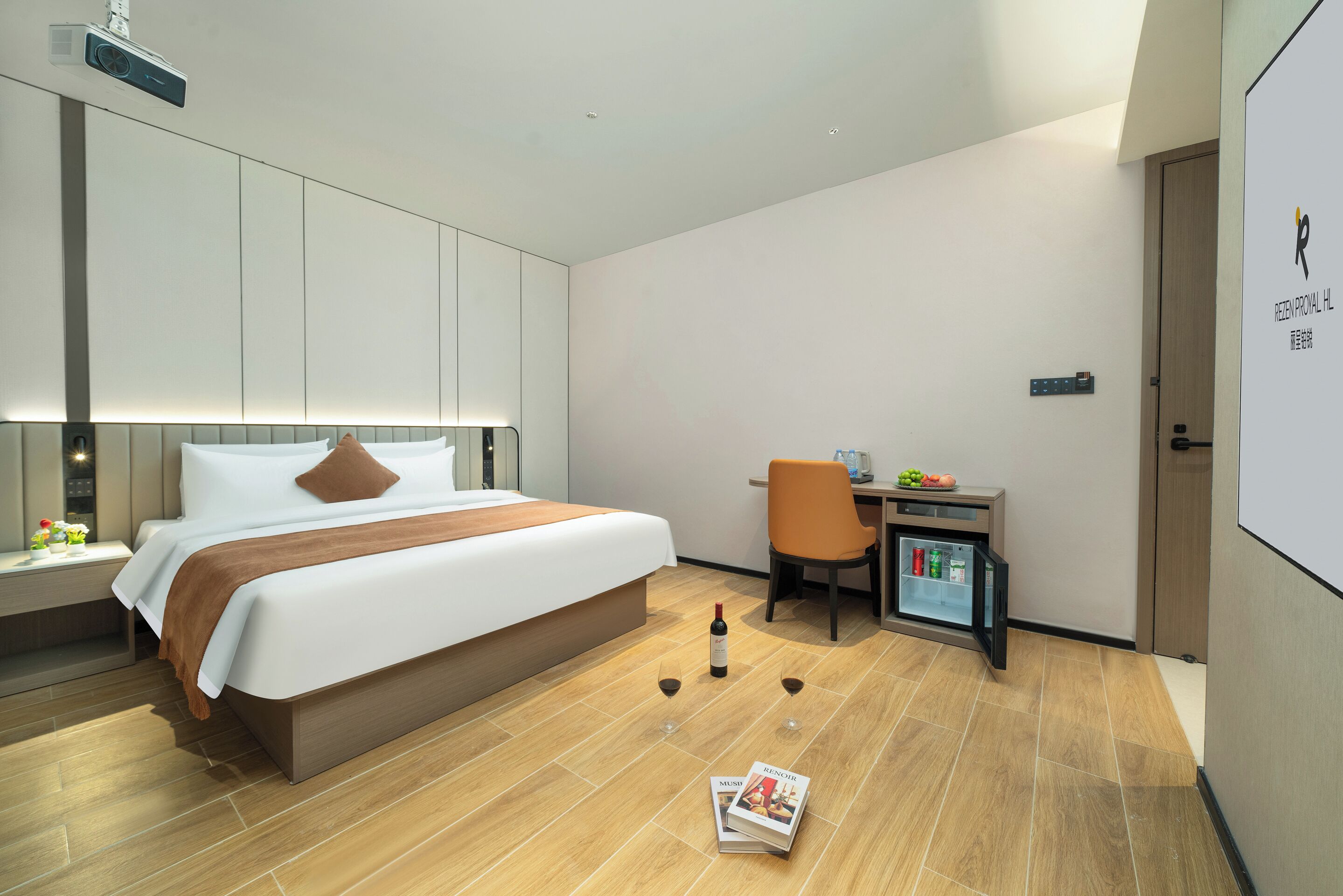 Quarto casal superior, 1 cama King, para não fumantes, serviço de arrumação | Escrivaninha, espaço de trabalho para notebook, cortinas blackout