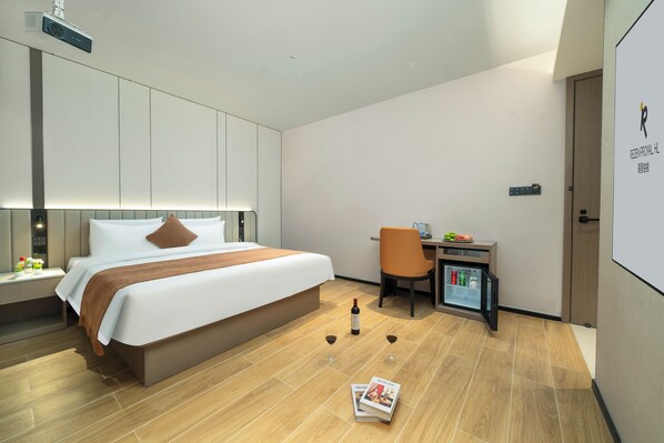 Superior Double Room, 1 King Bed, Non Smoking, Housekeeping | Desk, laptop workspace, blackout drapes, soundproofing - Licheng Platinum Hotel (Guangzhou)