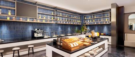 Daily self-serve breakfast (CNY 38 per person)