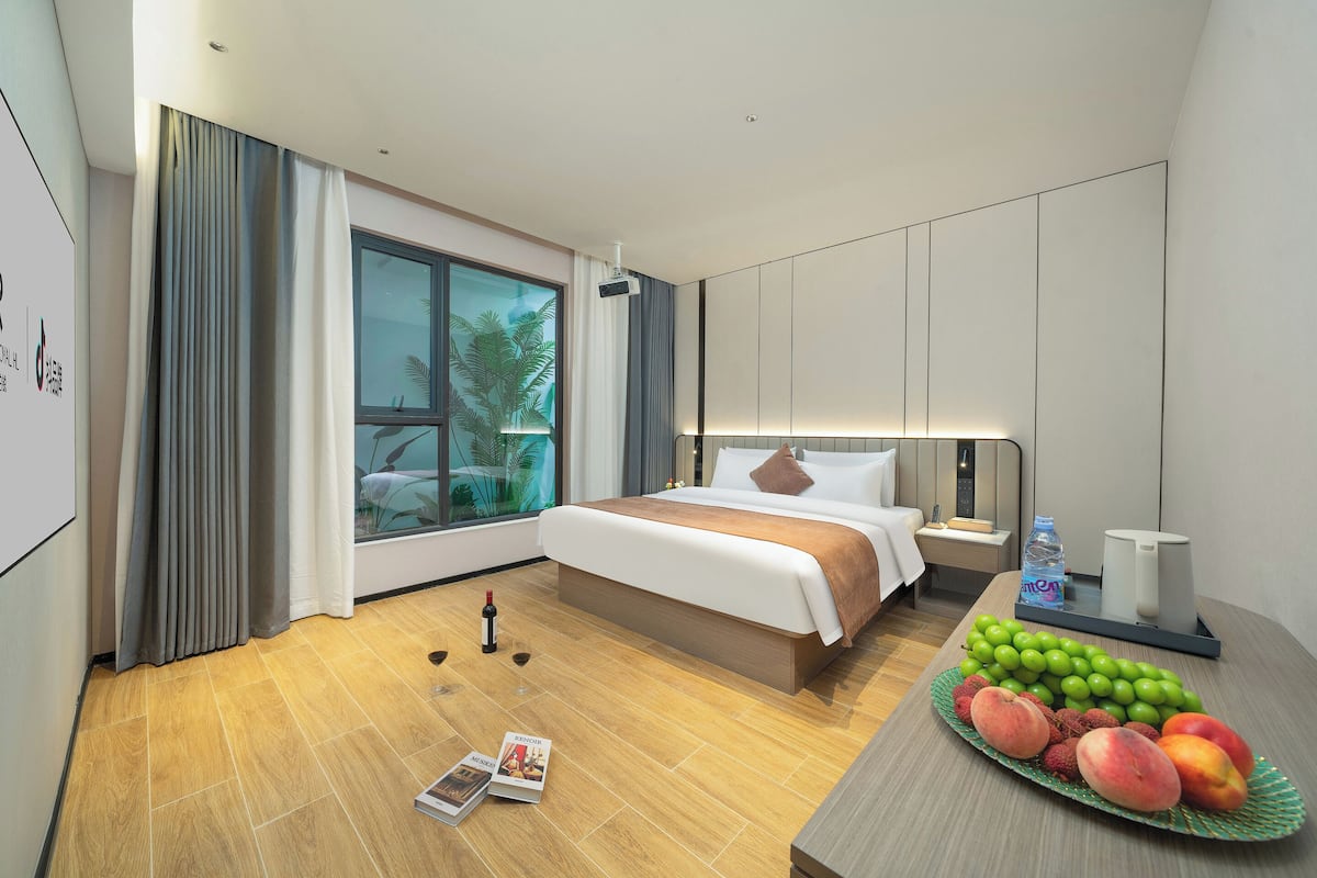 Superior Double Room, 1 King Bed, Non Smoking, Housekeeping | Desk, laptop workspace, blackout drapes, soundproofing