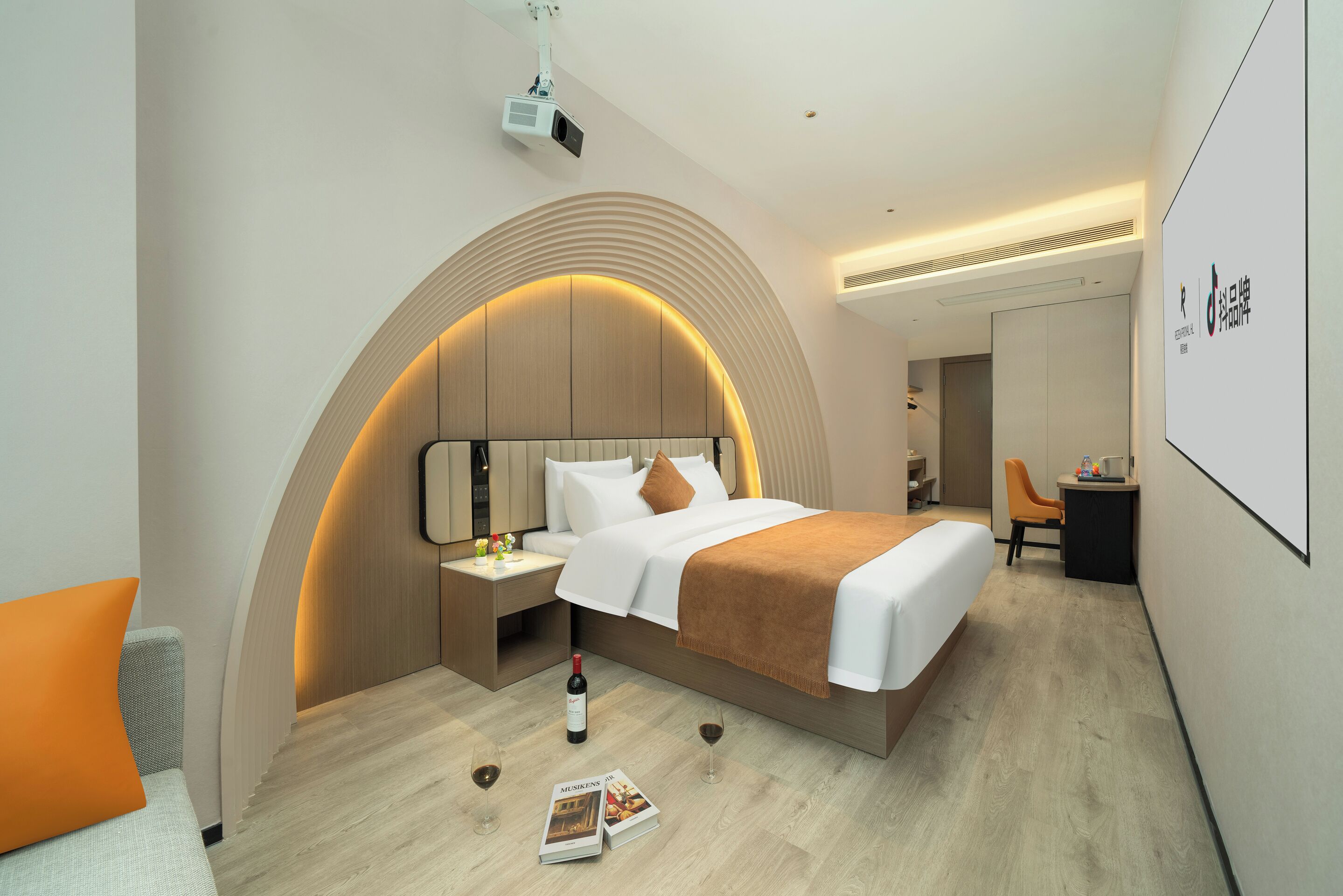 Quarto casal executivo, serviço de arrumação, vista para a cidade | Escrivaninha, espaço de trabalho para notebook, cortinas blackout