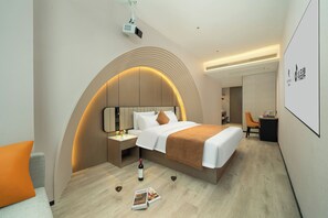 Escritorio, espacio para trabajar con laptop y cortinas blackout