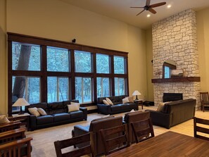 Télévision, cheminée, baby-foot, livres