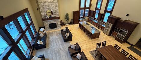 Televisión, chimenea, futbolito y libros