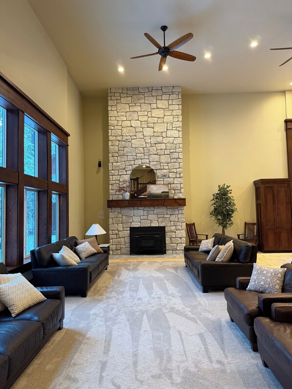 Fernseher, Kamin, Tischfußball, Bücher