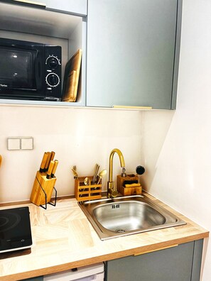 Kühlschrank, Mikrowelle, Wasserkocher mit Kaffee-/Teezubehör