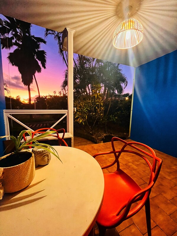 Outdoor dining - Cosy studio 5 minutes' walk from one of Martinique's most beautiful beaches (Sainte-Anne)