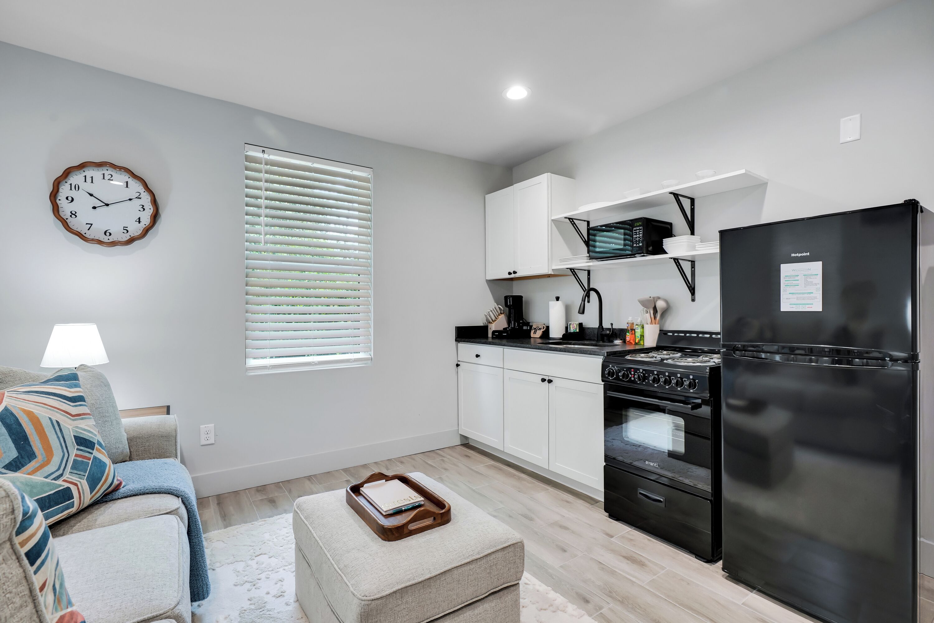 Køleskab, mikrobølgeovn, ovn, kogeplade