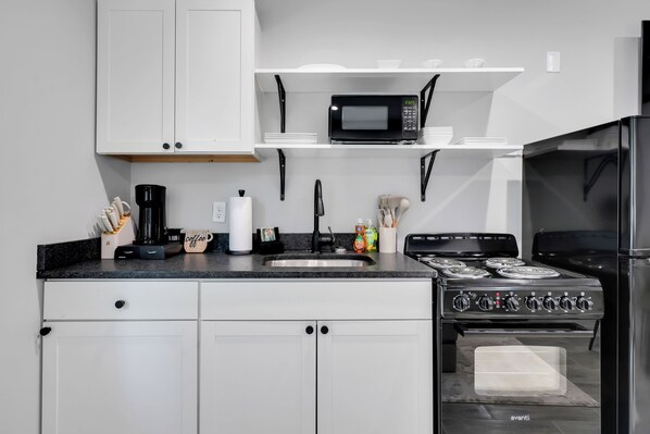 ثلاجة، ميكروويف، فرن، موقد طهي مسطح