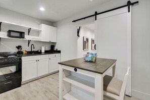 Fridge, microwave, oven, stovetop - The Jewel – Modern Retreat Near YMCA & Downtown (Wilmington)