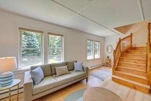 Älytelevisio, pöytäjalkapallopöytä, kirjoja