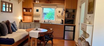 Studio Cedar Guest Cottage