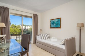 2 室のベッドルーム、デスク、アイロン / アイロン台、旅行用ベビーベッド