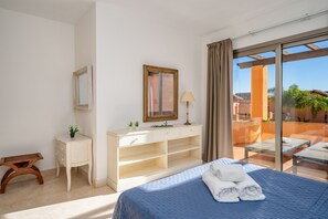 2 Schlafzimmer, Schreibtisch, Bügeleisen/Bügelbrett, Reisekinderbett