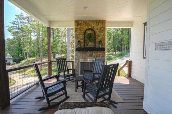 Terrace/patio - The Kowaliga Lookout (Tallassee)