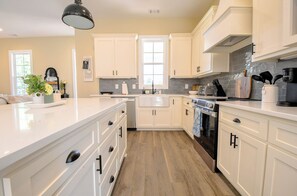 Fridge, microwave, oven, stovetop - The Kowaliga Lookout (Tallassee)