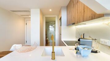 Réfrigérateur, micro-ondes, lave-vaisselle, cafetiÚre/bouilloire