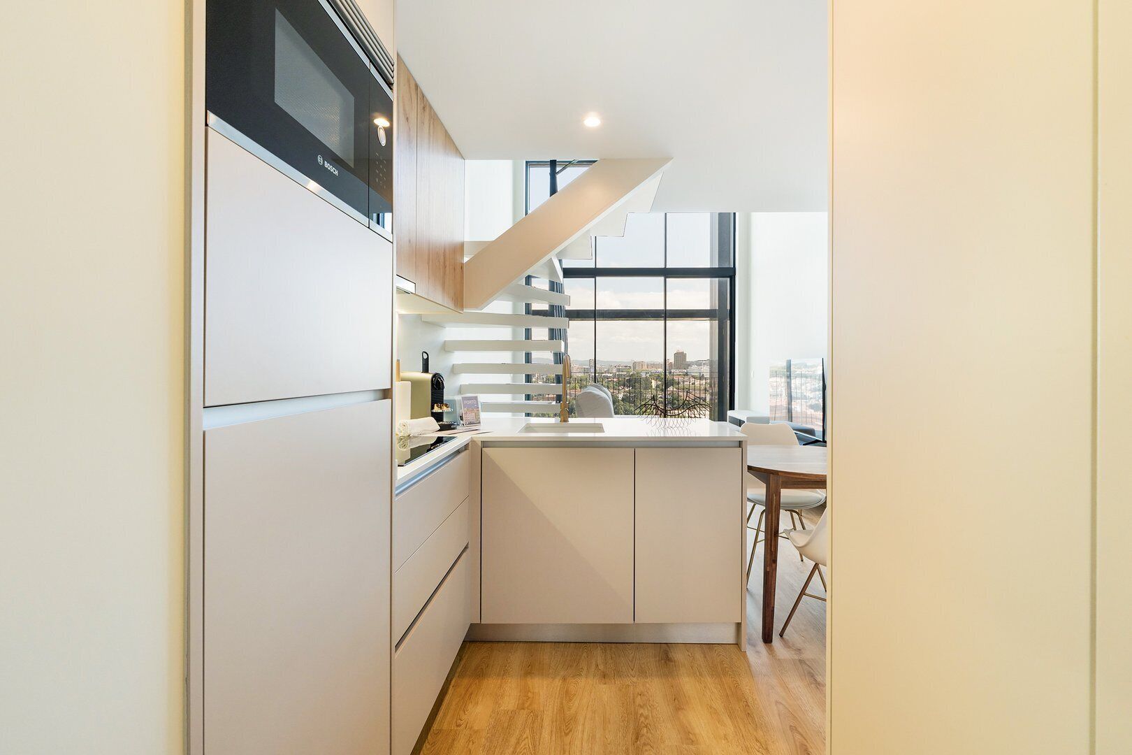 Réfrigérateur, micro-ondes, lave-vaisselle, cafetière/bouilloire