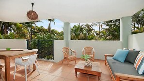 Outdoor dining - Solaris 4 - 22 Paterson Street (Byron)