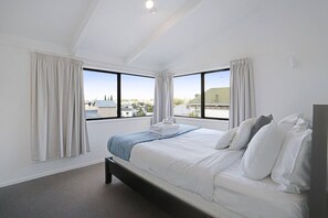 3 bedrooms, desk, iron/ironing board, WiFi