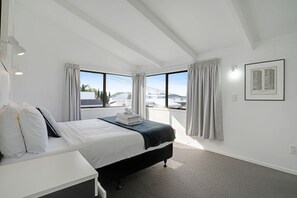 3 bedrooms, desk, iron/ironing board, WiFi