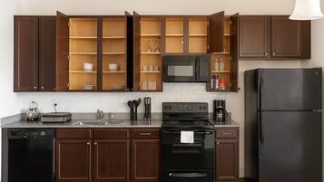 Réfrigérateur, micro-ondes, four, plaque de cuisson