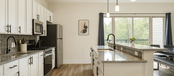 Family & Group Retreat|3 Queens Beds + Pool Table 2nd