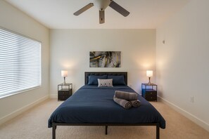 2 habitaciones, escritorio y tabla de planchar con plancha 