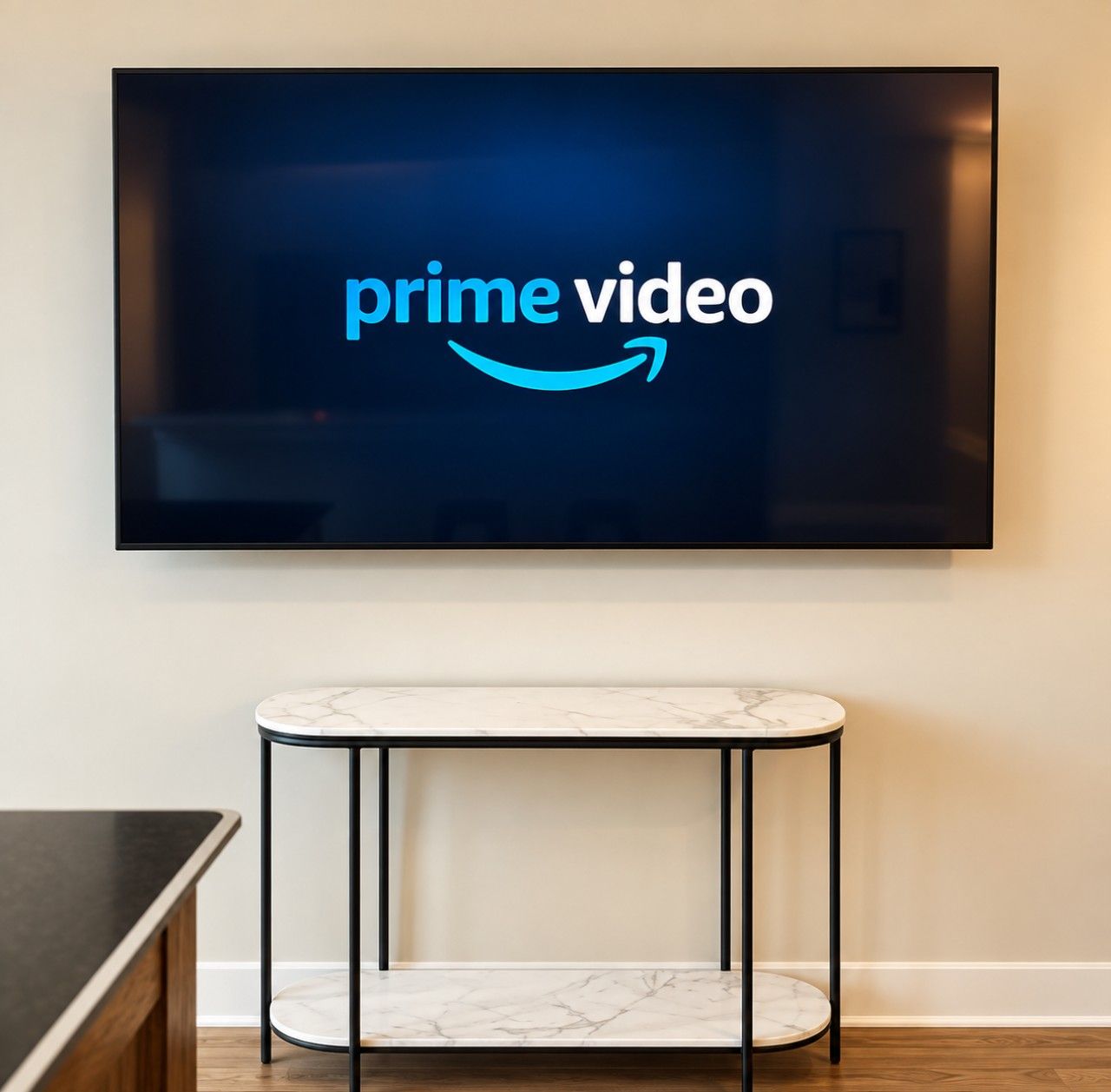 Un televisor de pantalla plana montado en la pared mostrando el logotipo de Prime Video.