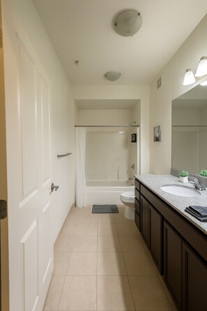 A modern bathroom with a shower, toilet, and sink. - Family & Group Retreat|3 Queens Beds + Pool Table 2nd (Birmingham)