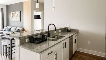 Réfrigérateur, four à micro-ondes, un four, surface de cuisson