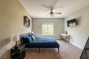 2 chambres, bureau, fer et planche à repasser, lit parapluie