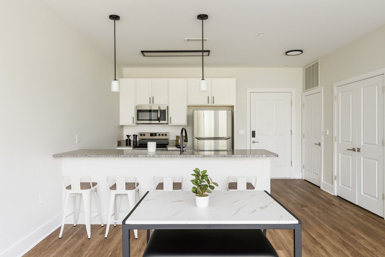 Réfrigérateur, four à micro-ondes, un four, surface de cuisson