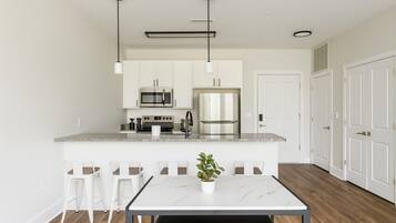 Réfrigérateur, four à micro-ondes, un four, surface de cuisson