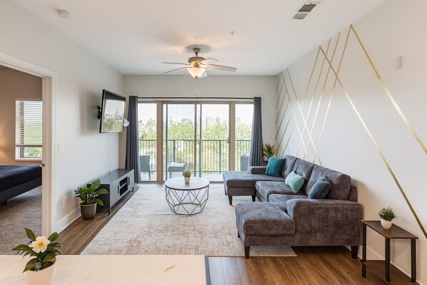 TV - Across from UAB | Spacious 2BR Retreat 5th (Birmingham)