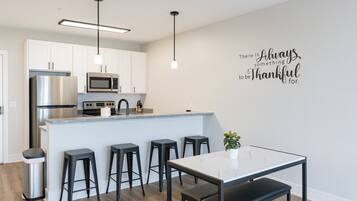 Kylskåp, mikrovågsugn, ugn och spishäll